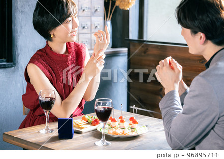 カップル　指輪をもらった女性 96895711