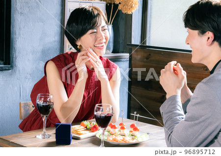 カップル 指輪をもらった女性 カップル 指輪をもらった女性 96895712