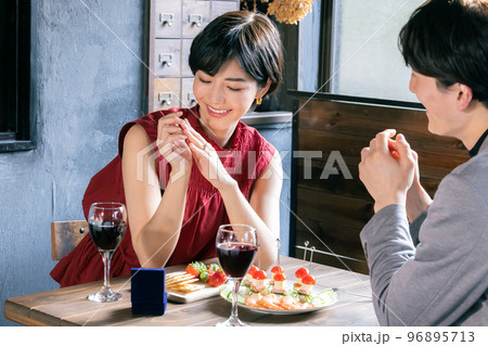 カップル　指輪をもらった女性 96895713