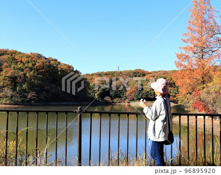 紅葉 湖 シニア女性 紅葉 湖 シニア女性 96895920