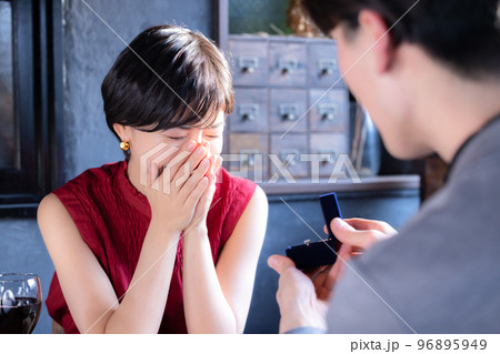 プロポーズ 指輪をもらう女性 プロポーズ 指輪をもらう女性 96895949