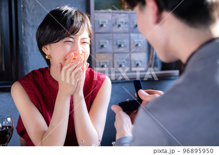 プロポーズ 指輪をもらう女性 プロポーズ 指輪をもらう女性 96895950