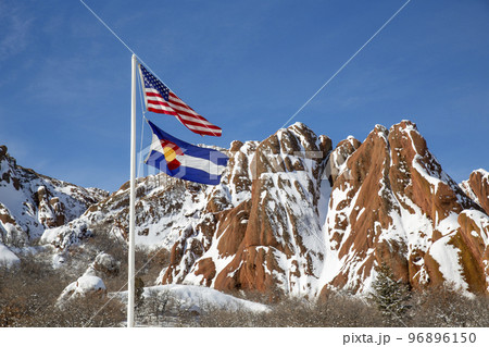 アメリカ国旗とコロラド州の旗 アメリカ国旗とコロラド州の旗 96896150