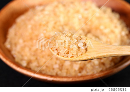 ザラ糖をスプーンですくう 96896351