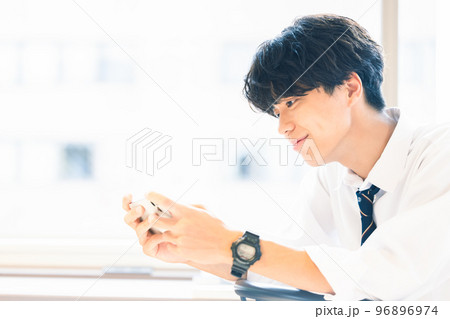 スマホを見る男子高校生　撮影協力：WEEK芝大門(サンフロンティア不動産) 96896974