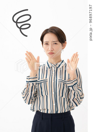 ハンドサインで拒否をする女性 96897197