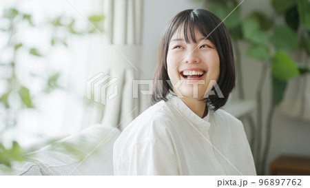 笑顔のミドル女性.. 96897762