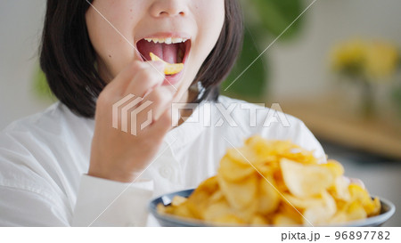 ポテトチップスを食べる女性(不健康・ダイエット).. ポテトチップスを食べる女性(不健康・ダイエット).. 96897782