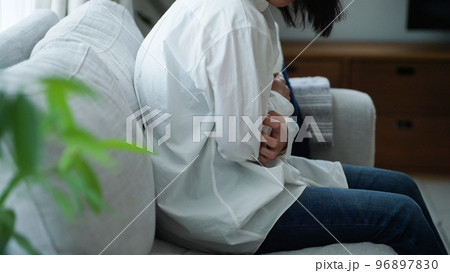 リビングで落ち込むミドル女性.. 96897830