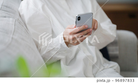 スマートフォンを操作するミドル女性.. スマートフォンを操作するミドル女性.. 96897833