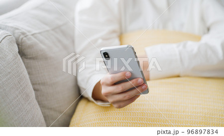 スマートフォンを操作するミドル女性.. 96897834