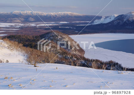 冬の屈斜路湖と山々 冬の屈斜路湖と山々 96897928