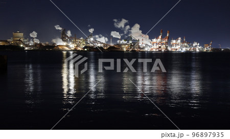名古屋市港区潮見町から見た日本製鉄名古屋製鉄所の夜景 96897935