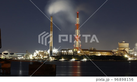 名古屋市港区潮見町から見た工場夜景、巨大な煙突やタンク 名古屋市港区潮見町から見た工場夜景、巨大な煙突やタンク 96898156