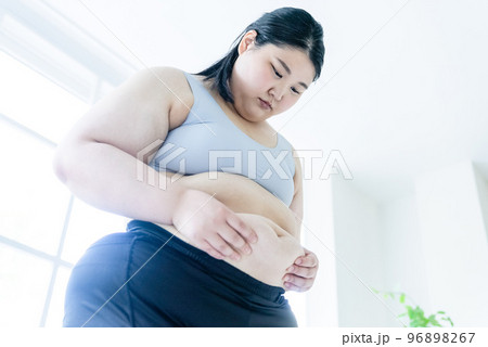 お腹を見つめる女性 96898267