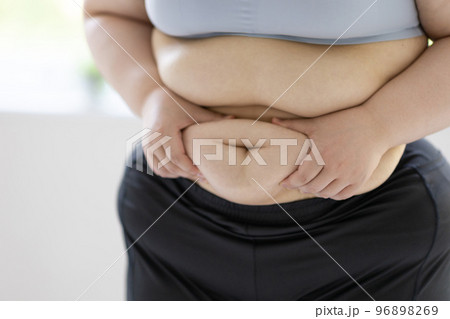 太った女性のお腹 96898269