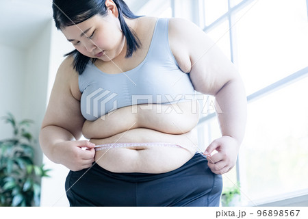 ウエストを測る女性 96898567