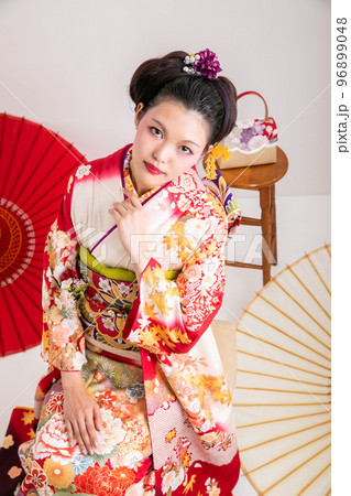振袖を着た女性 kimono 振袖を着た女性 kimono 96899048