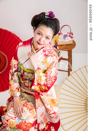 振袖を着た女性　kimono 96899049