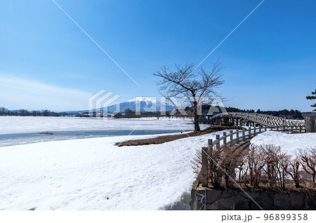 【青森県鶴田町】津軽富士見湖から岩木山の見える風景。湖は江戸時代、弘前藩が新田開発のため造らせた。 96899358