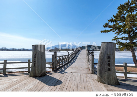 【青森県鶴田町】津軽富士見湖から岩木山の見える風景。湖は江戸時代、弘前藩が新田開発のため造らせた。 96899359