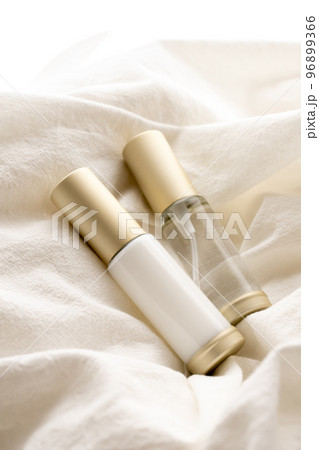 乳液と化粧水　スキンケアのイメージ素材 96899366