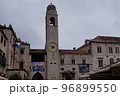 クロアチア ドブロブニク旧市街 プラツァ通りの時計塔 96899550