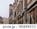 クロアチア ドブロブニク旧市街 プラツァ通りの街並み 96899552