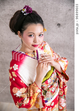 振袖を着た女性 kimono 振袖を着た女性 kimono 96899603
