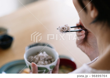 夫婦の食卓・和食を食べる日本人イメージ 96899764