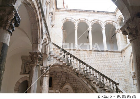 クロアチア ドブロブニク旧市街 旧総督邸の階段 96899839