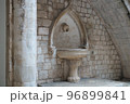 クロアチア ドブロブニク旧市街 旧総督邸の水飲み場 96899841