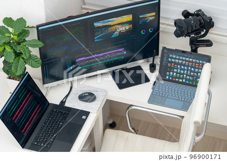 動画・映像クリエイター 男性　動画マーケティング　編集　宣伝活動　俯瞰　マルチディスプレイ　ジンバル 96900171