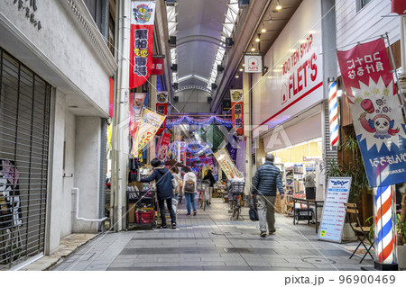横須賀市の都市風景　京急久里浜駅前　黒船仲通り 96900469