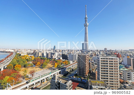 東京スカイツリーと浅草に向かう列車 東京スカイツリーと浅草に向かう列車 96900582