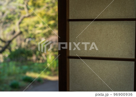 障子にうっすら外の光が灯る 96900936