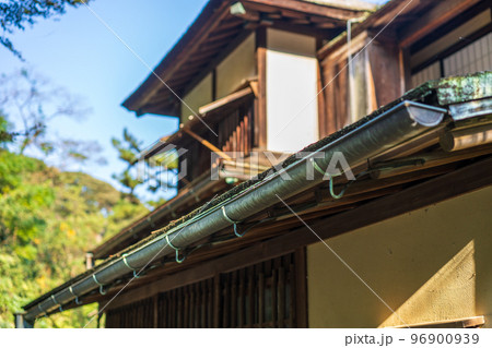 古い日本家屋の雨どい 96900939