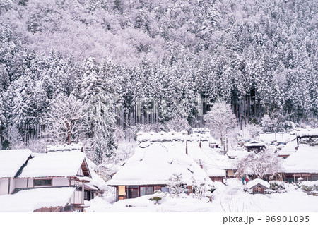 京都府南丹市美山町雪積もるかやぶきの里の撮影したもの 96901095