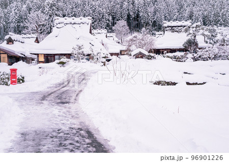 京都府南丹市美山町雪積もるかやぶきの里の撮影したもの 京都府南丹市美山町雪積もるかやぶきの里の撮影したもの 96901226
