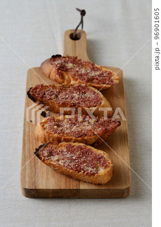 コンビーフのブルスケッタ コンビーフのブルスケッタ 96901605