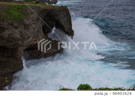 強風と荒波にさらされる断崖絶景 96901628