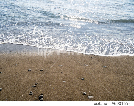 砂浜の波打ち際。 96901652