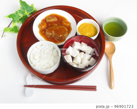 くるっと回して食べやすいように丸いお盆にのせたムース食 くるっと回して食べやすいように丸いお盆にのせたムース食 96901723