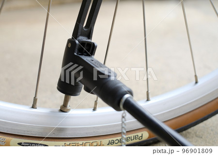 仏式バルブに空気を入れる 96901809