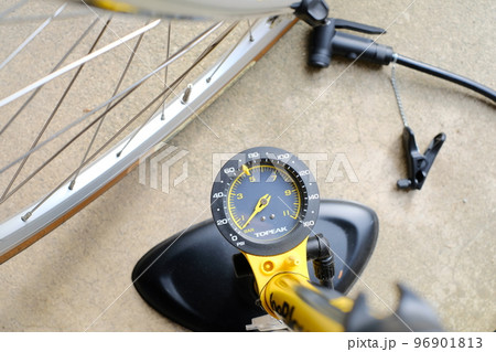 空気入れと自転車 空気入れと自転車 96901813