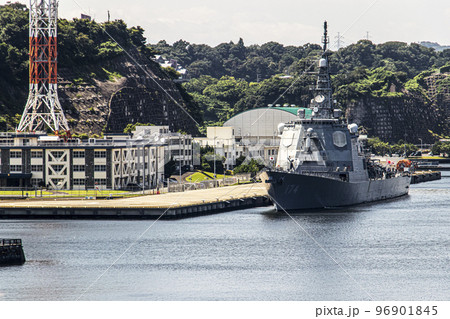 海上自衛隊横須賀基地の岸壁に停泊するイージス護衛艦きりしま 海上自衛隊横須賀基地の岸壁に停泊するイージス護衛艦きりしま 96901845