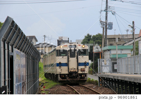 日本最南端の始発・終着駅のJR枕崎駅に入線するキハ47 9048 日本最南端の始発・終着駅のJR枕崎駅に入線するキハ47 9048 96901861