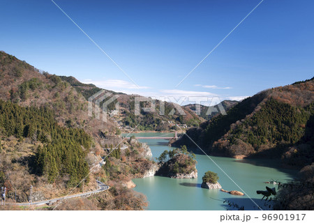 秋の下久保ダムの神流湖 96901917