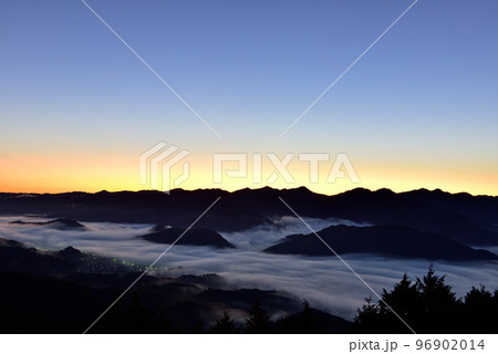 鳥見山からの宇陀盆地の雲海 鳥見山からの宇陀盆地の雲海 96902014