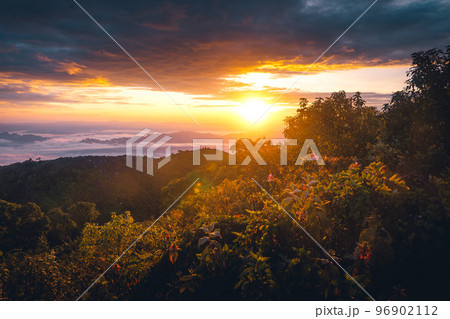 Mountains and scenery in the early morning Mountains and scenery in the early morning 96902112